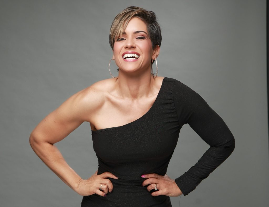 Izis La Enfermera de la Salsa Explora las Cicatrices del Desamor en su Nuevo Sencillo «El Aprendiz»